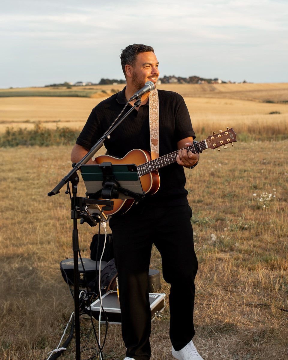 Kevin Hellot au chant et à la guitare lors d’une prestation en plein air