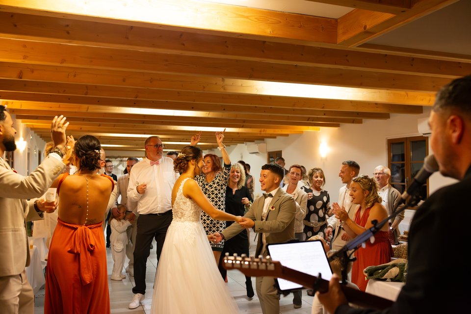 Les mariés et leurs invités réunis autour de Kevin Hellot pendant une prestation musicale